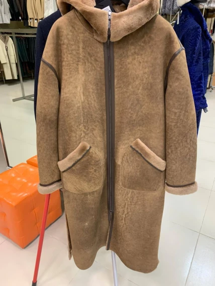 Длинная женская дубленка с капюшоном 2073, бежевая, размер 46, артикул 65240-0