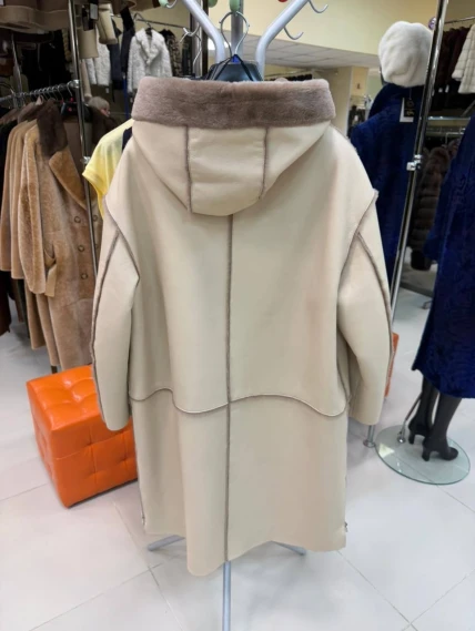 Бежевая женская дубленка с капюшоном 2077, размер 46, артикул 65110-1