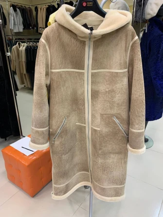 Бежевая женская дубленка с капюшоном 2061-0