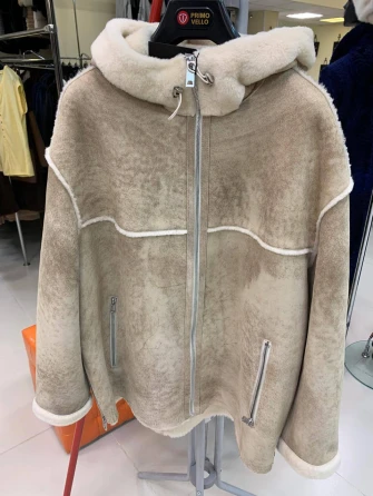 Короткая женская дубленка с капюшоном 2075-0